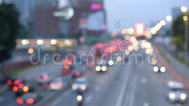 晚上高速公路上模糊的实时交通镜头。 全高清1080ph264编解码器